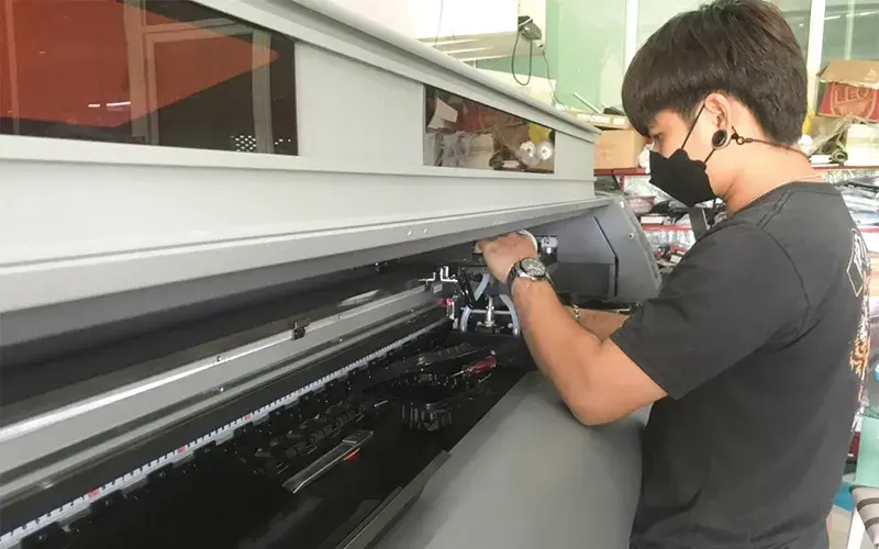 ขนส่ง ติดตั้ง เทรนนิ่ง เครื่องพิมพ์ยูวีชนิดม้วน รุ่น Thunderjet AC1802UV ที่ ชลบุรี